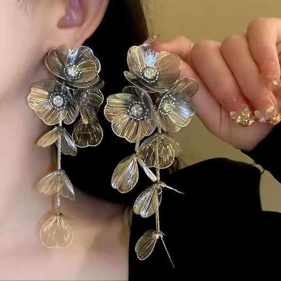 Zara Famous Kate Middleton Floral Statement Earrings - Picture 5 of 17